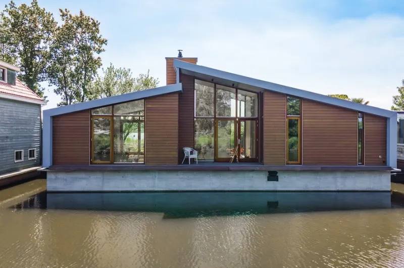 Een woonark in Amsterdam