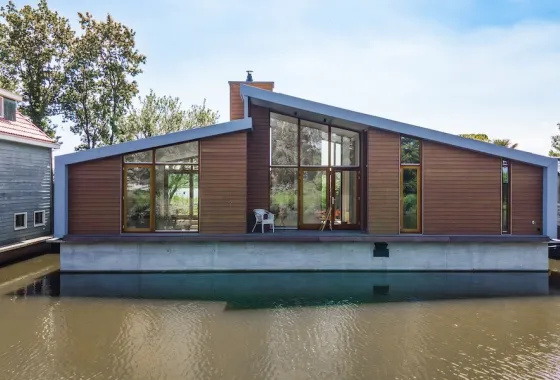 Een woonark in Amsterdam