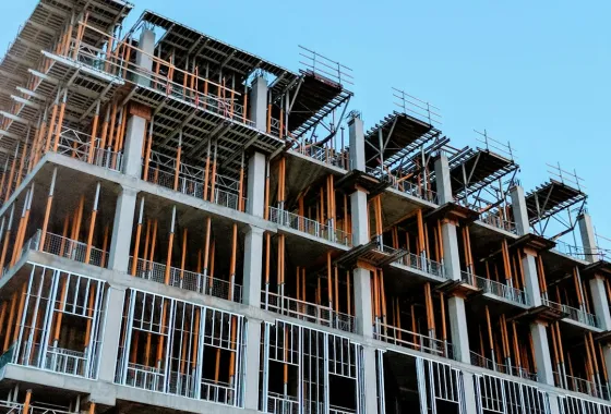 Van bouwplaats tot voorraadruimte: praktische opslagtips voor bouwprojecten en kleine bedrijven