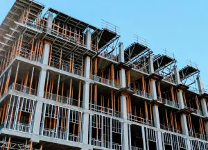 Van bouwplaats tot voorraadruimte: praktische opslagtips voor bouwprojecten en kleine bedrijven