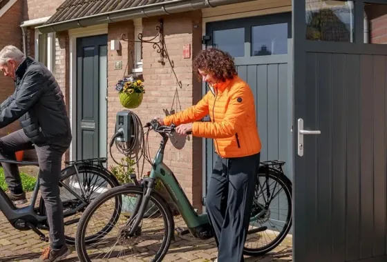 De voordelen van openslaande garagedeuren voor uw kavel