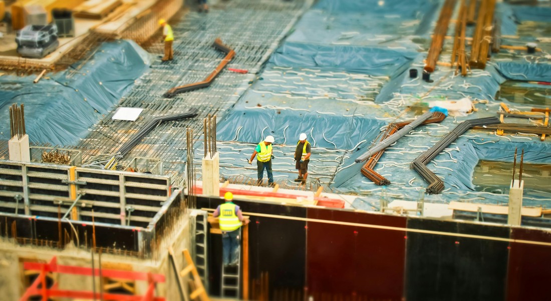 Praktische stroom en transport op de bouwplaats voor zelfbouwers