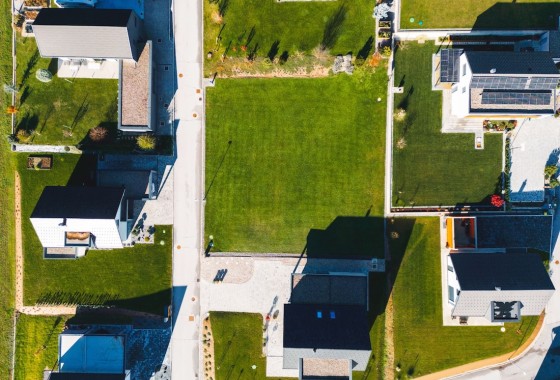 Stedelijk versus landelijk bouwen: welke bouwkavel past bij jou? - 