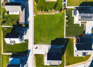 Stedelijk versus landelijk bouwen: welke bouwkavel past bij jou?