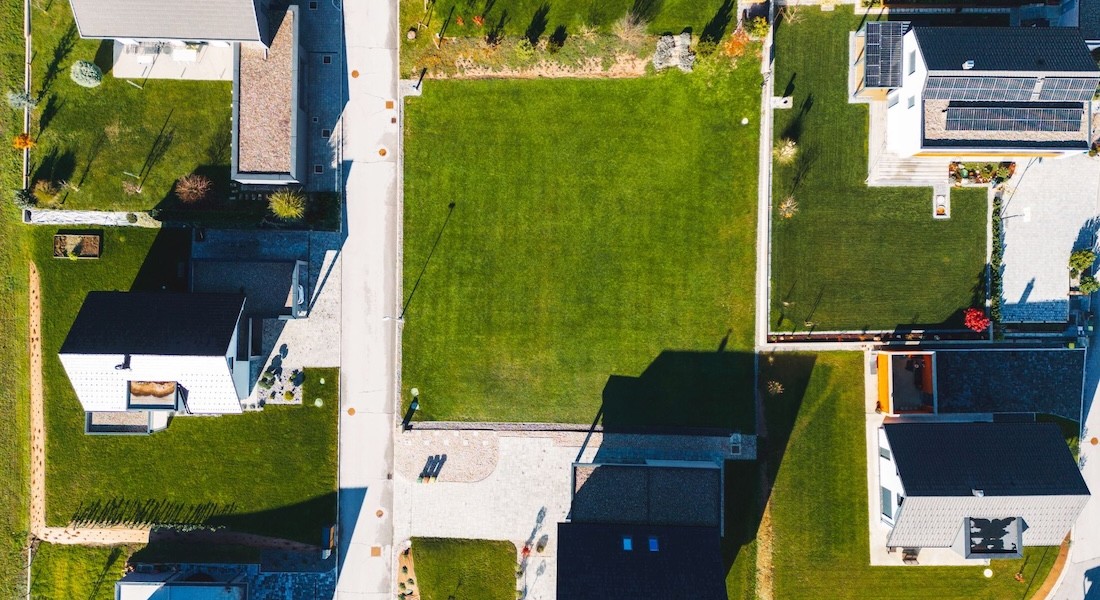 Stedelijk versus landelijk bouwen: welke bouwkavel past bij jou?