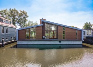 Een woonark in Amsterdam