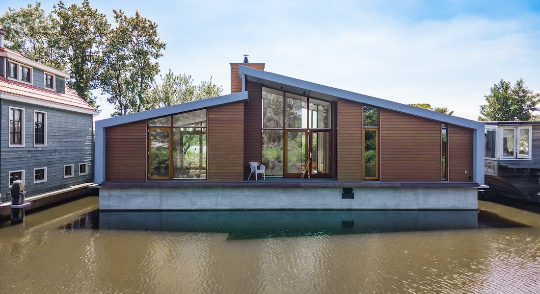 Een woonark in Amsterdam