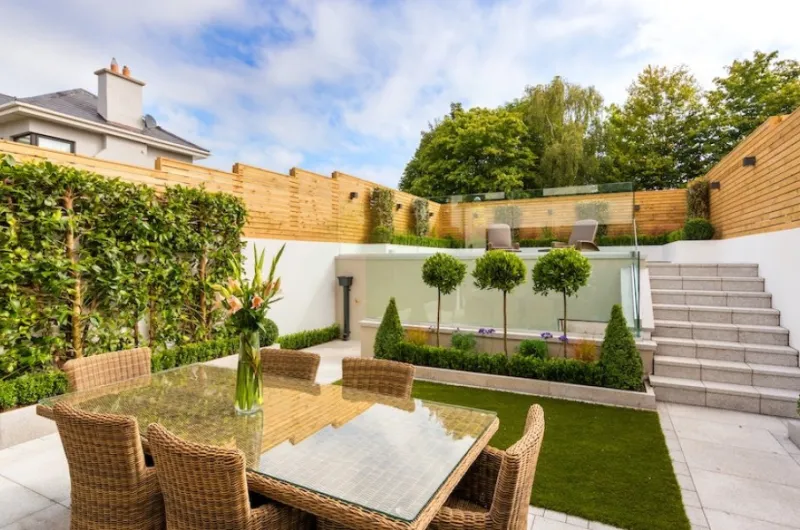 Hoe ga je een tuinhuis plaatsen in de tuin?