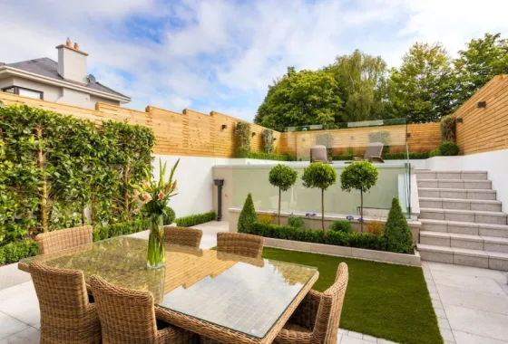 Hoe ga je een tuinhuis plaatsen in de tuin?