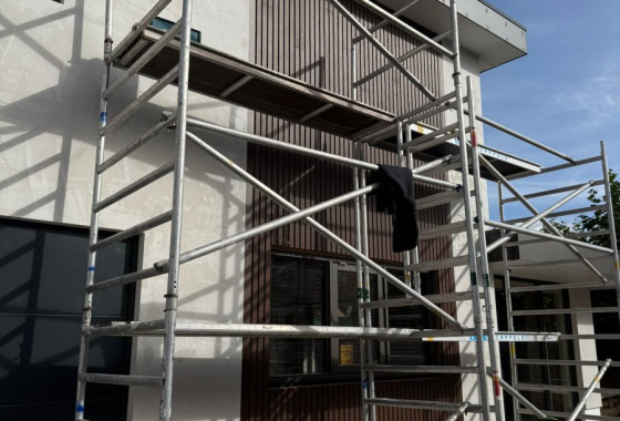 Nieuwbouwvilla op een vrije kavel afgewerkt met composiet gevelbekleding - 