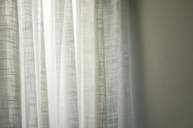 Meer sfeer in huis? Speel met licht en stof!
