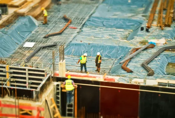 Praktische stroom en transport op de bouwplaats voor zelfbouwers