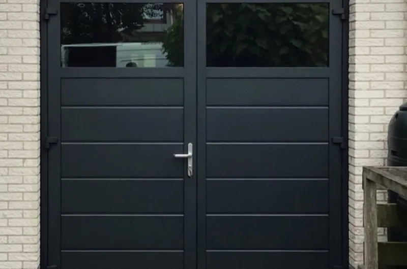Verschil tussen een kanteldeur en openslaande garagedeuren: uw voordeel