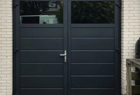 Verschil tussen een kanteldeur en openslaande garagedeuren: uw voordeel